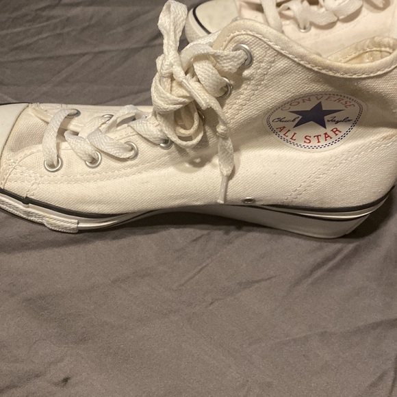 Converse size 6 - non traditional (with a slight heel) - Picture 2 of 9